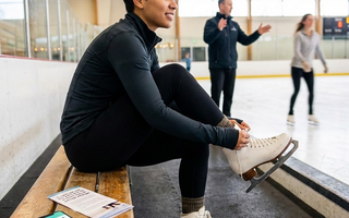 photo femme qui met son patin à glace