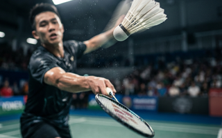 Quelle vitesse peut atteindre le volant au badminton ?