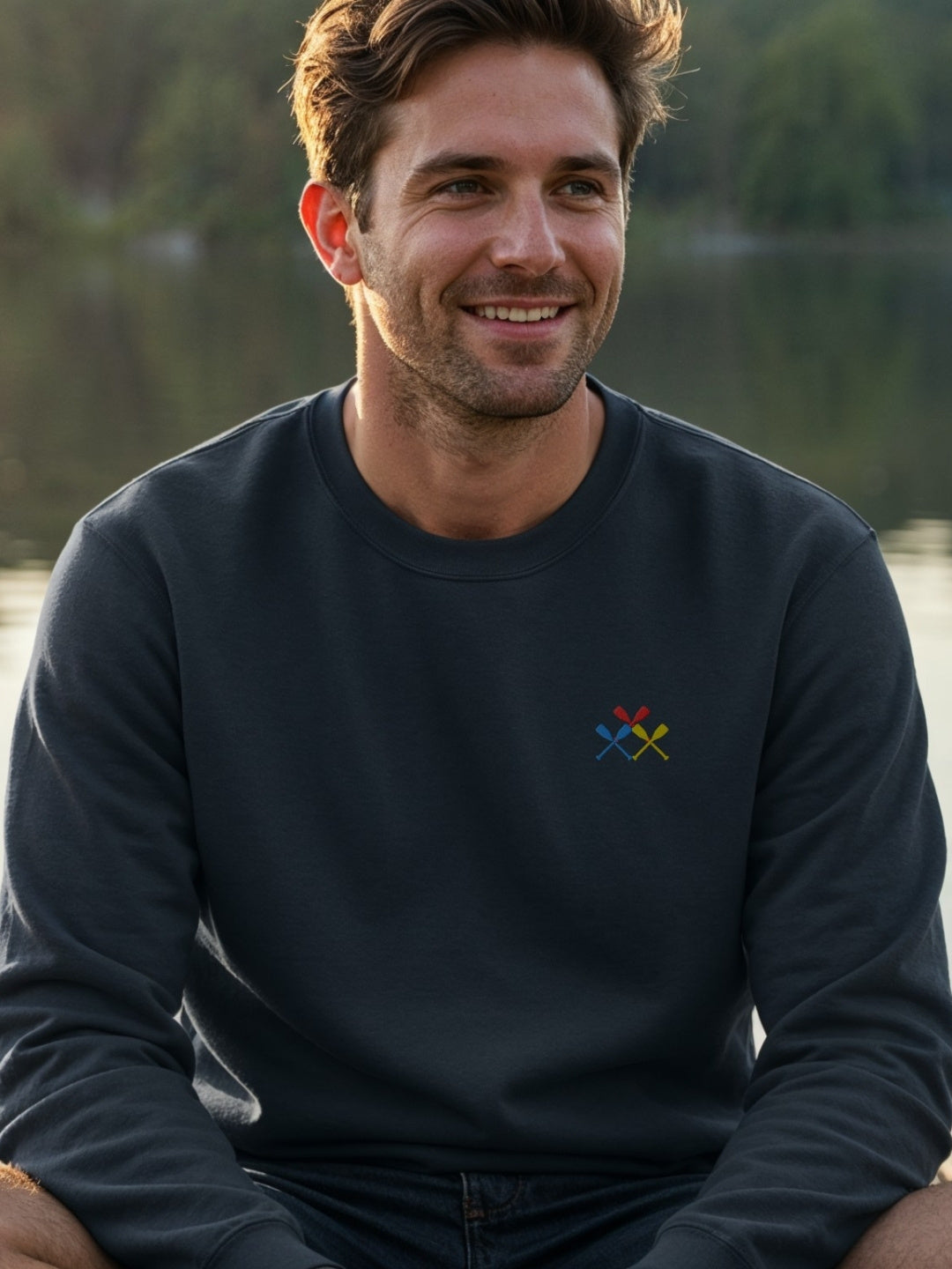 photo d'un homme avec un sweatshirt brodé