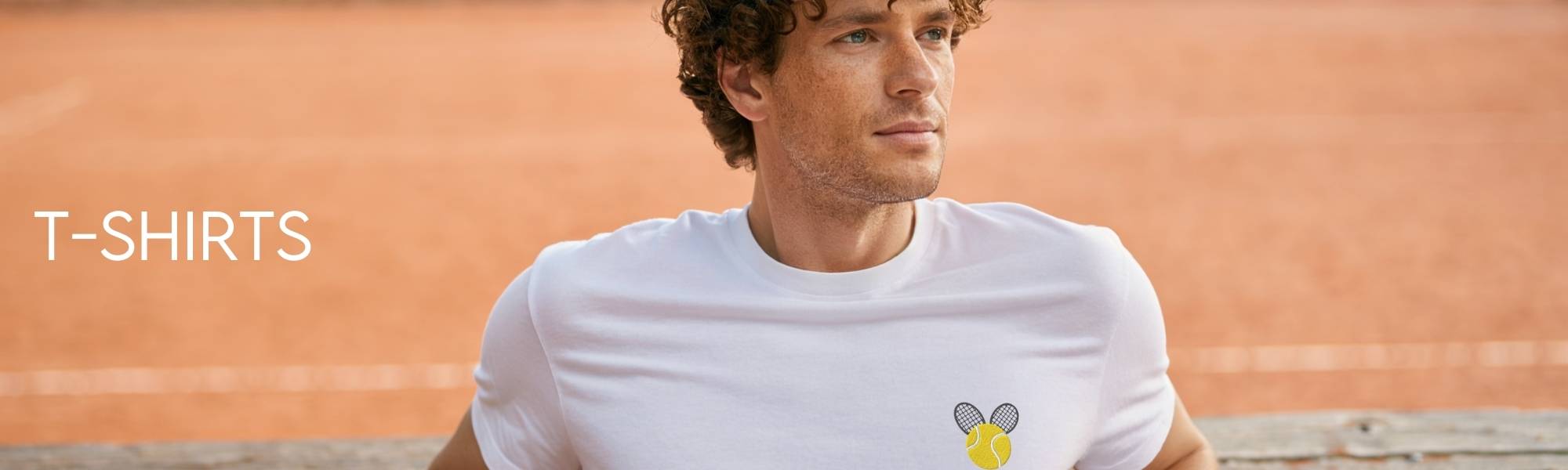 photo d'un homme avec un t shirt brodé